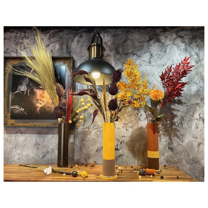 Vases en métal 2021 unis et bicolore en situation Saint Ange Décoration