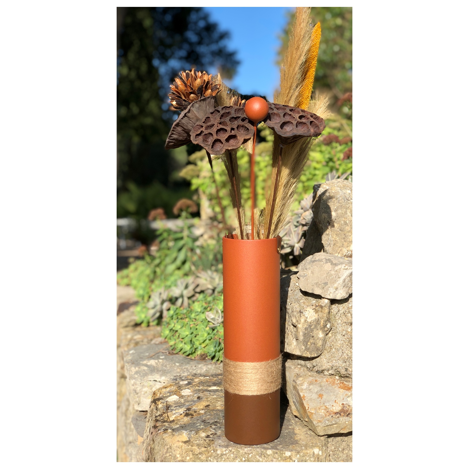 Vase 1993 en métal terracotta et chocolat de Saint Ange Décoration